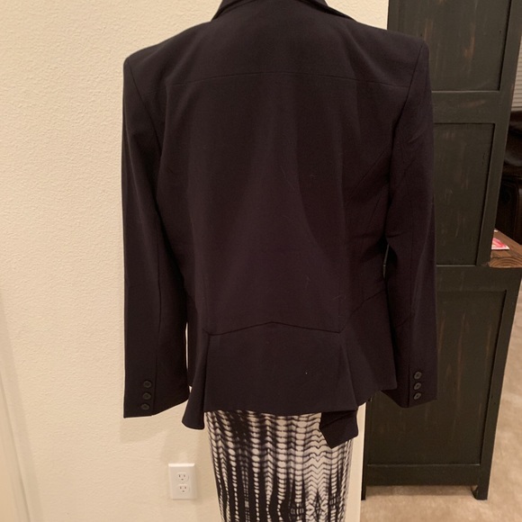 Black blazer-super cute detail. - Picture 4 of 7